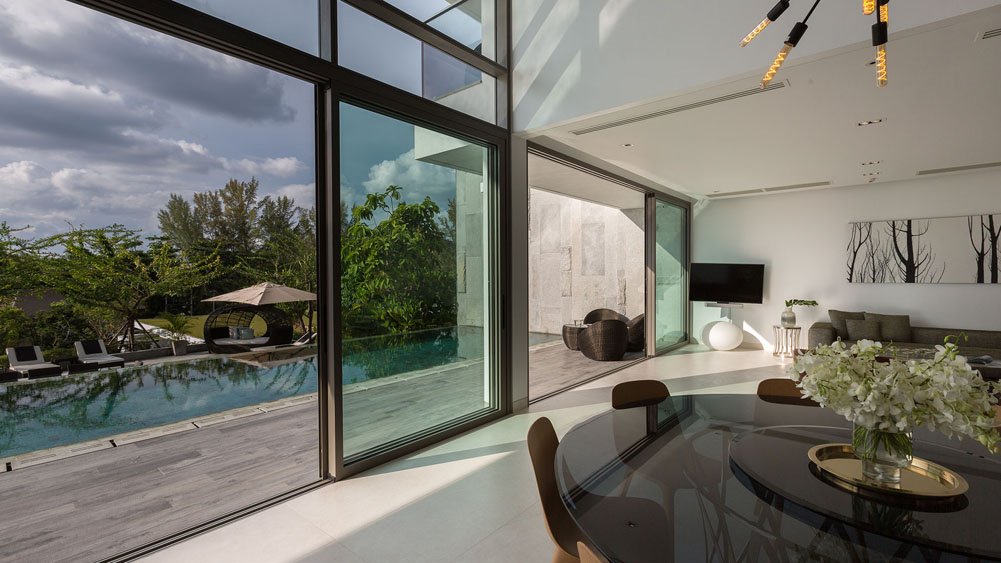 Malaiwana Patio Duplex - Breezy living and dining area by the pool